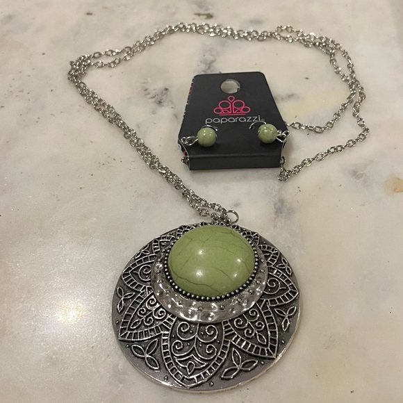 NWT Paparazzi Shade of Green & Silver Toned Necklace with Matching Earrings - Picture 2 of 12